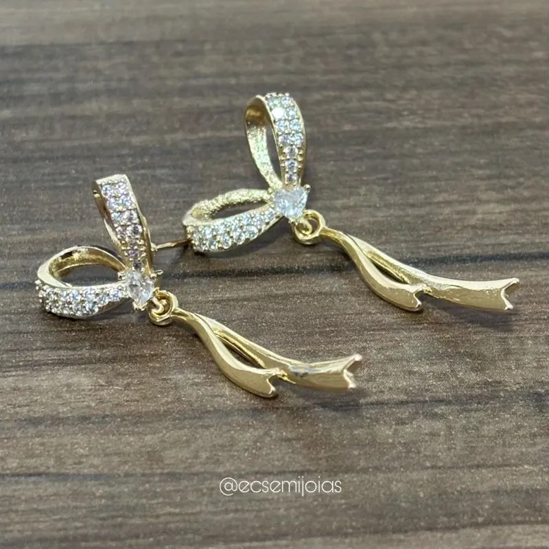 Brinco de laço cravejado e pontas lisas - banhado a ouro 18k