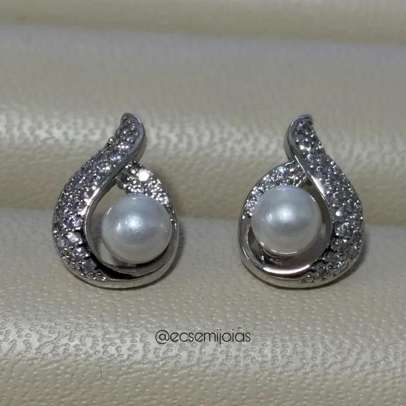 Brinco gota cravejada com pérola no centro de 5mm - banhado a ródio branco