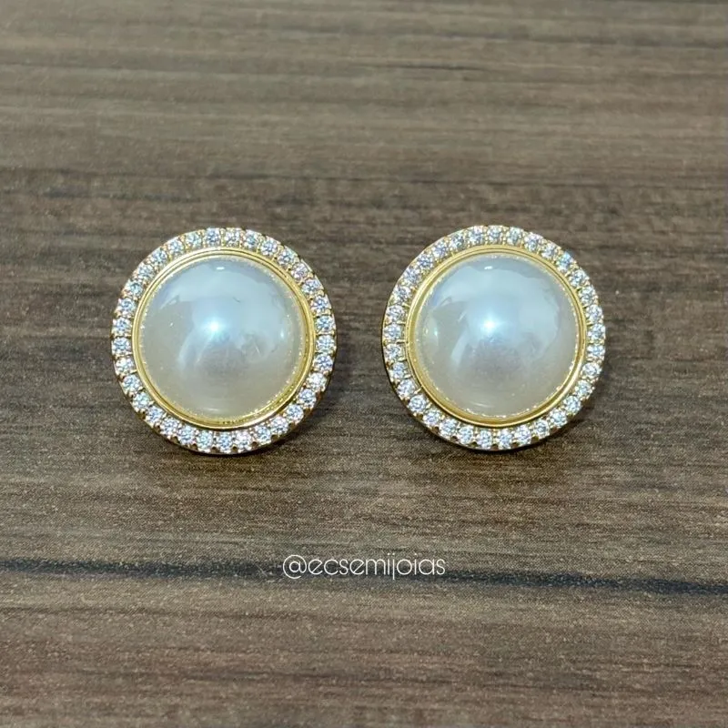 Brinco redondo com madrepérola meia lua no centro cravejado em volta - banhado a ouro 18k