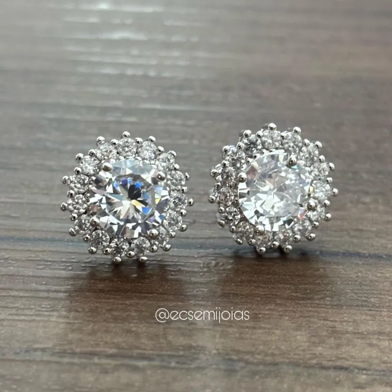 Brinco redondo com zircônia maior no centro cravejado em volta - banhado a ródio branco