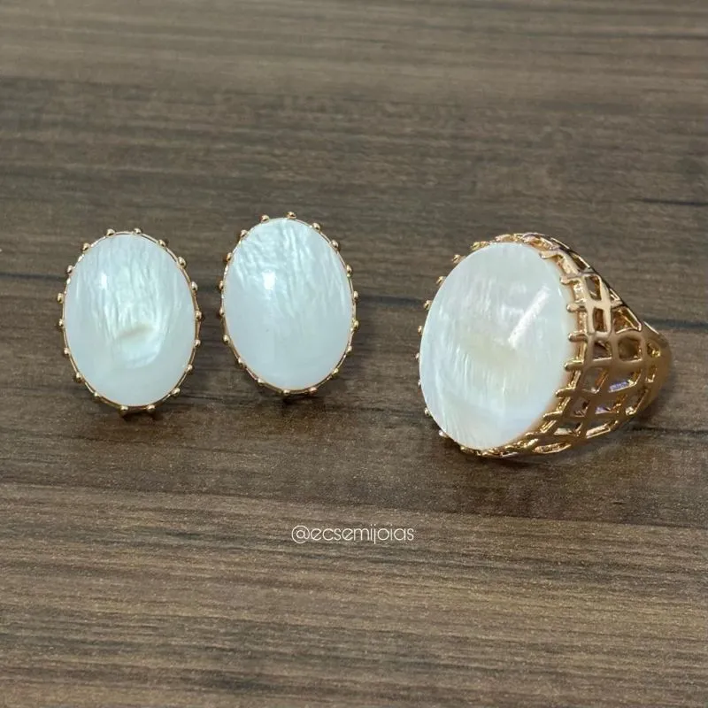 Conjunto de anel e brinco de madrepérola oval com aro vazado - banhado a ouro 18k