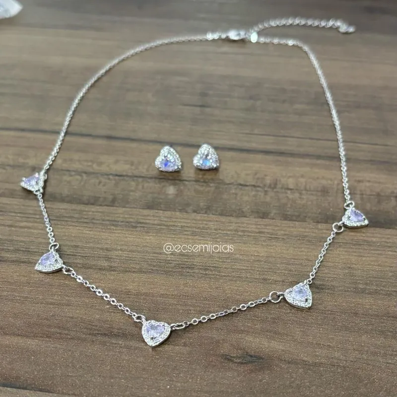 Conjunto de brinco e colar com 5 corações de zircônia no centro cravejado em volta - 40cm + extensor - banhado a ródio branco