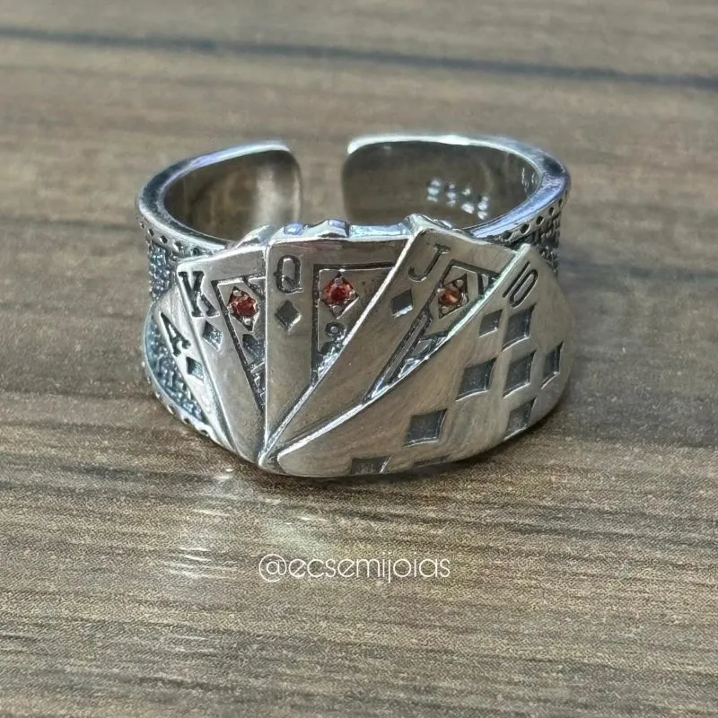 Anel com cartas de baralho de aro bombardeado - banhado a ródio branco