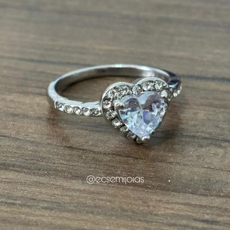 Anel com zircônia coração 8mm no centro cravejado em volta, com aro cravejado - banhado a ródio branco