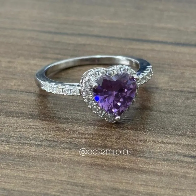 Anel com zircônia coração 8mm no centro cravejado em volta, com aro cravejado - banhado a ródio branco