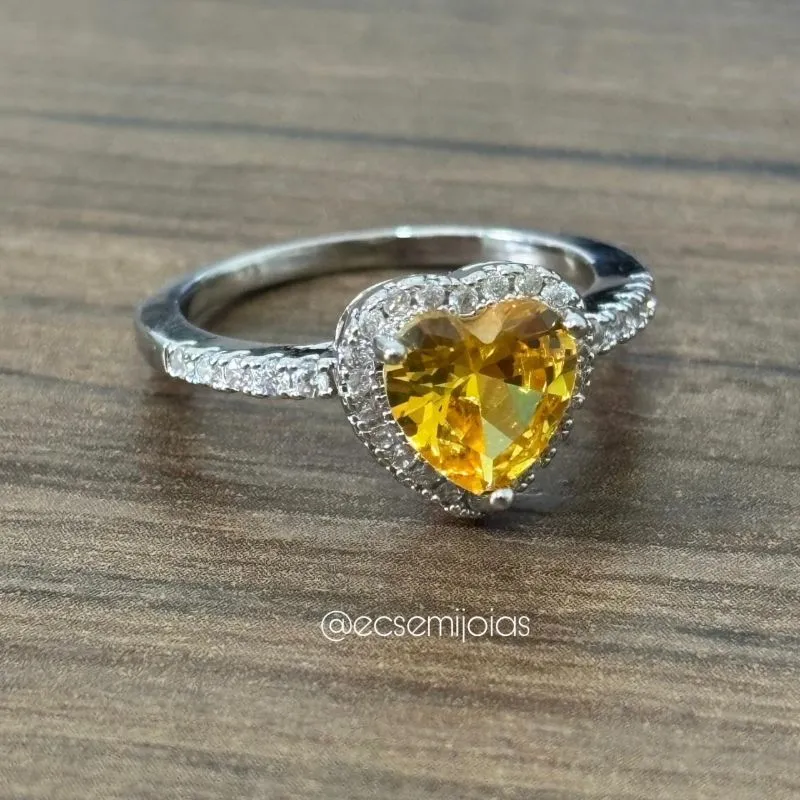 Anel com zircônia coração 8mm no centro cravejado em volta, com aro cravejado - banhado a ródio branco