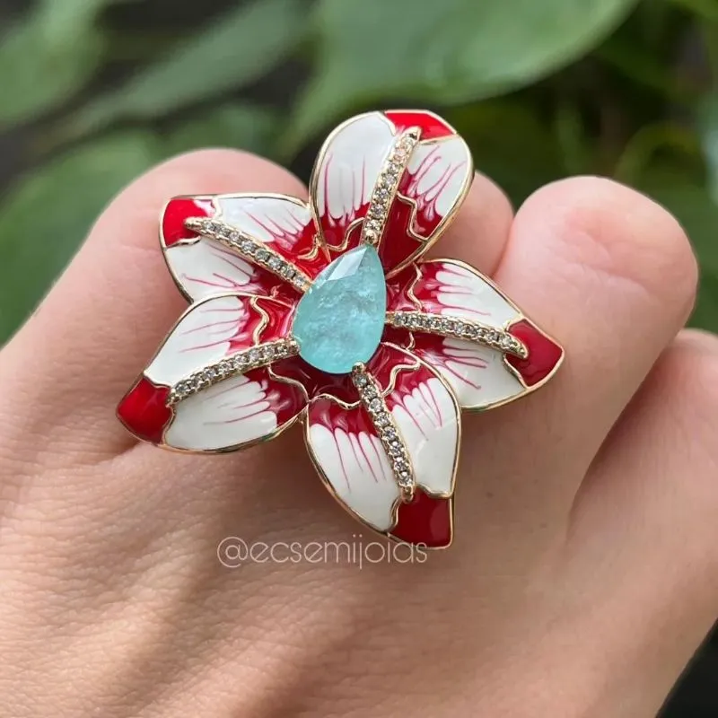 Anel de orquídea resinada com pedra gota no centro e fileiras cravejadas - banhado a ouro 18k