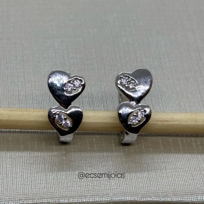 Argola com 2 corações lisos com detalhes cravejados - banhado a ródio branco