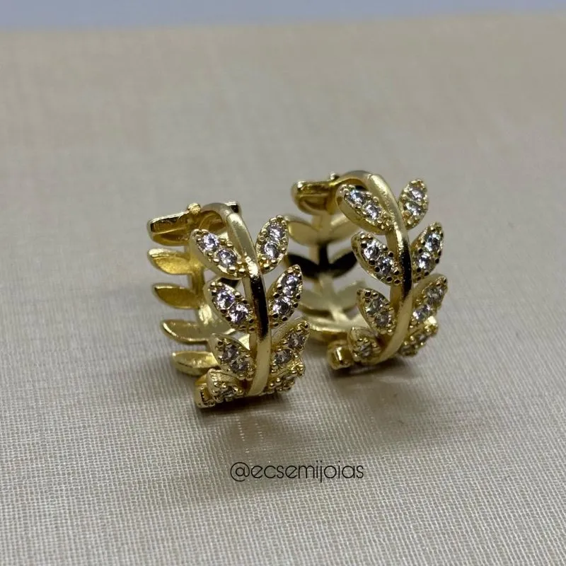 Argola com folhas cravejadas na frente e lisas atrás - banhado a ouro 18k