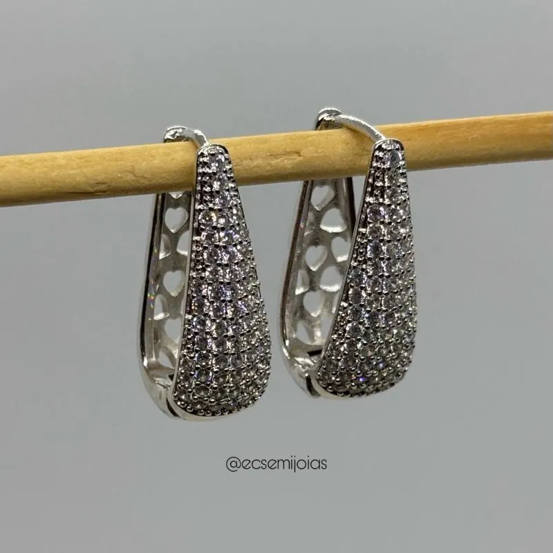 Argola gota cravejada - banhado a ródio branco