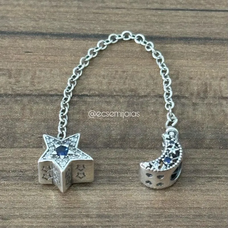 Berloque de corda com estrela e lua cravejadas - banhado a ródio branco
