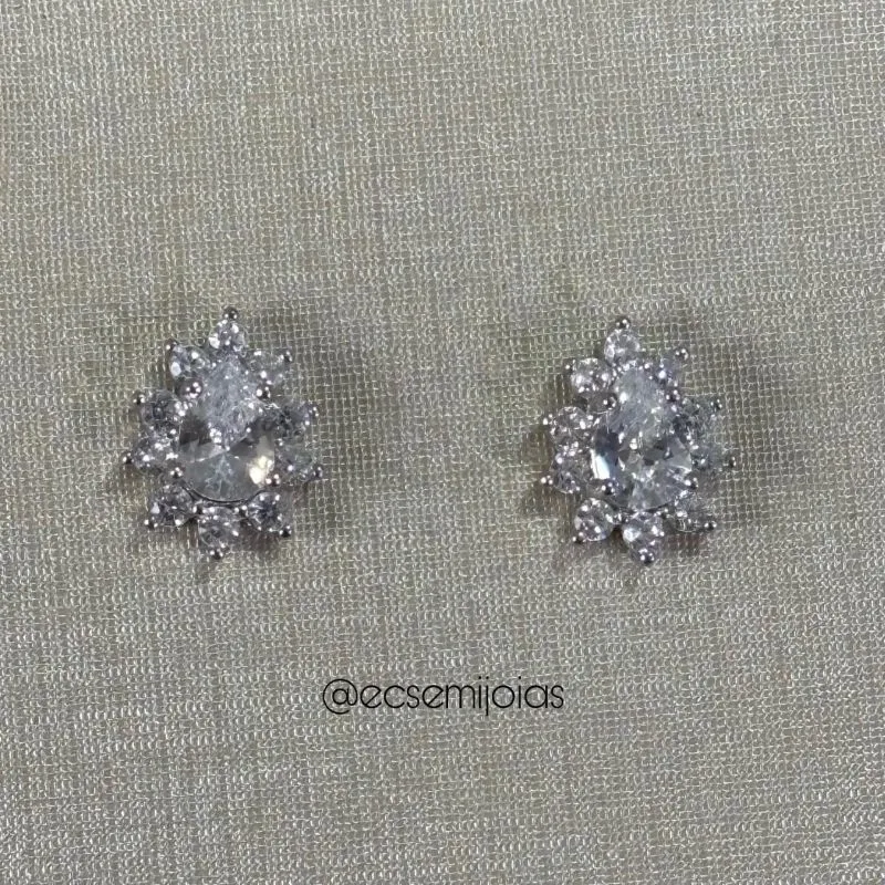 Brinco com pedra gota 4x6mm no centro cravejado em volta - banhado a ródio branco