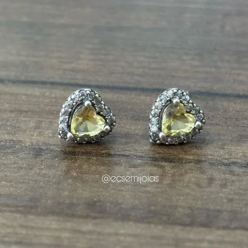 Brinco com zircônia coração 4mm no centro cravejado em volta - banhado a ródio branco