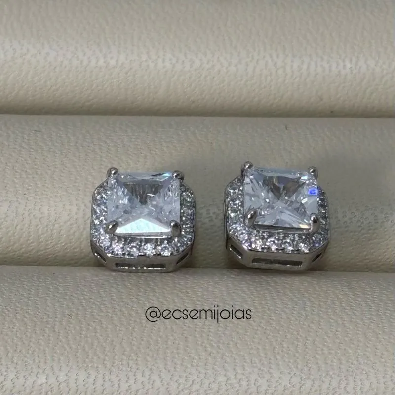 Brinco com zircônia quadrada 7mm no centro cravejado em volta - banhado a ródio branco