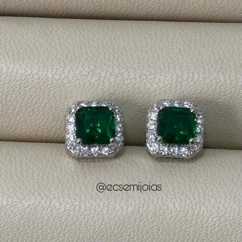 Brinco com zircônia quadrada 7mm no centro cravejado em volta - banhado a ródio branco