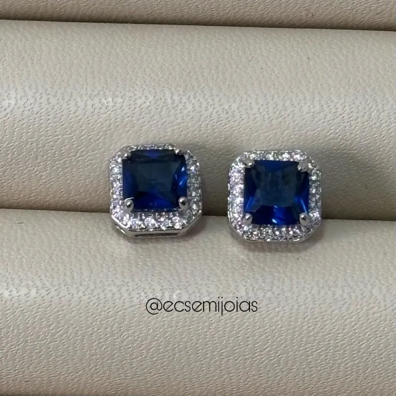 Brinco com zircônia quadrada 7mm no centro cravejado em volta - banhado a ródio branco