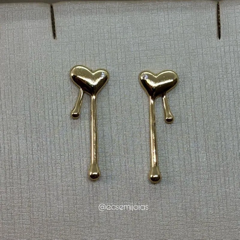 Brinco de coração orgânico liso com 1 zircônia - banhado a ouro 18k