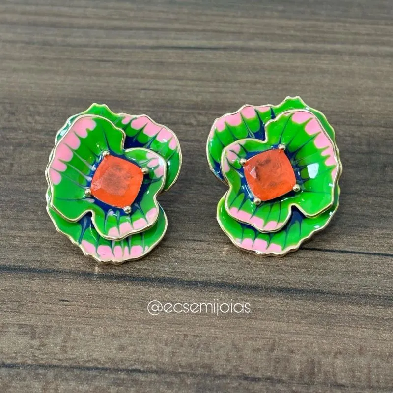 Brinco de flor esmaltada com pedra quadrada no centro - banhado a ouro 18k