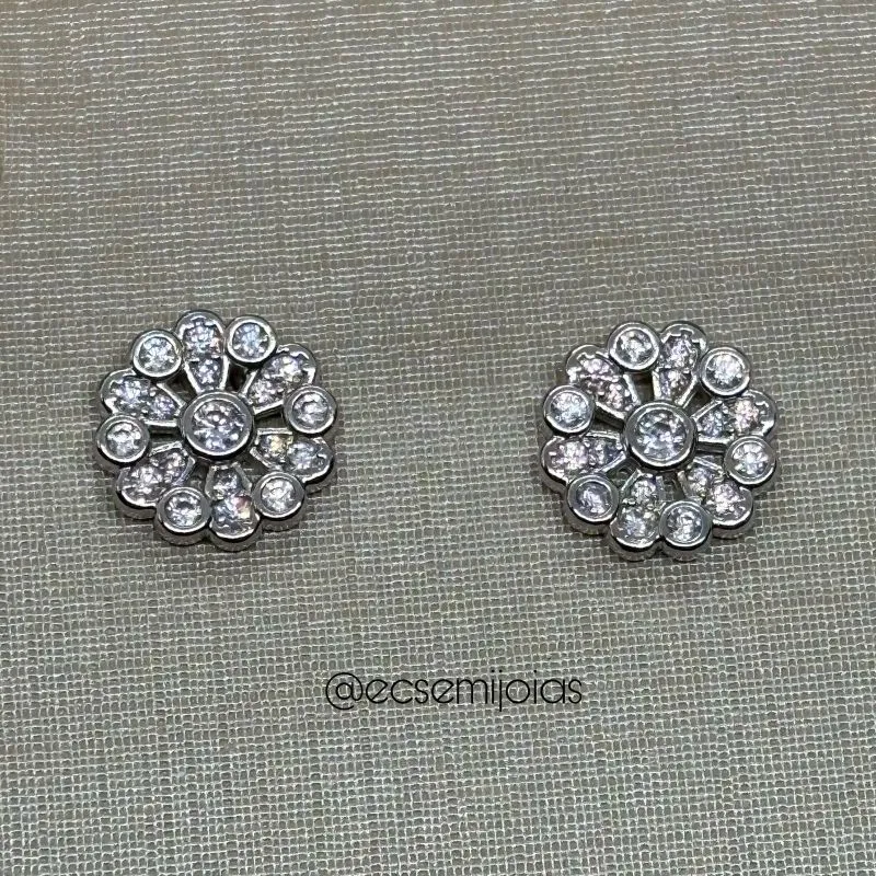 Brinco de florzinha redonda cravejada - banhado a ródio branco