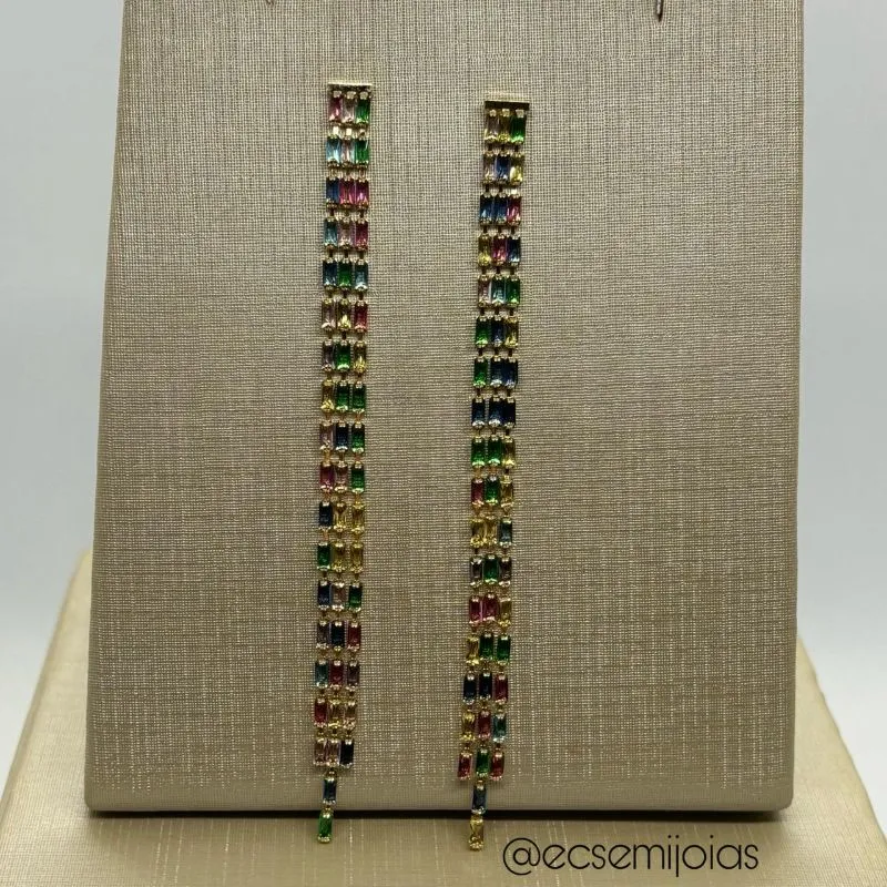 Brinco de franja cravejada com zircônias baguetes - banhado a ouro 18k