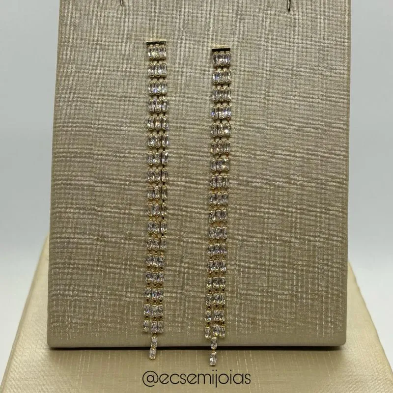 Brinco de franja cravejada com zircônias baguetes - banhado a ouro 18k