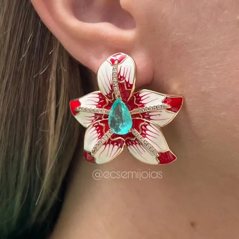 Brinco de orquídea esmaltada com pedra gota no centro e fileiras cravejadas - banhado a ouro 18k