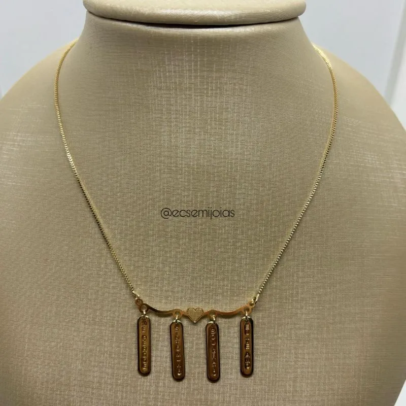 Colar canga com plaquinhas penduradas 