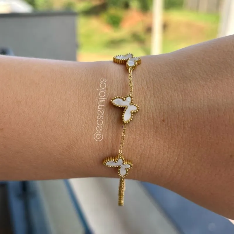 Pulseira com 5 borboletas trabalhadas - 13mm - 18cm + extensor - aço dourado inoxidável