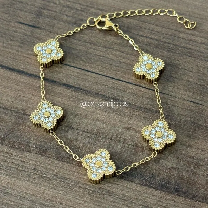 Pulseira com 5 trevos cravejados em cristais - 18cm + extensor - aço dourado inoxidável
