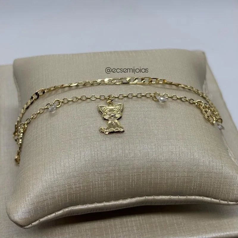 Pulseira dupla com elo grumet e português com gato e zircônias penduradas - 15cm + extensor - banhado a ouro 18k