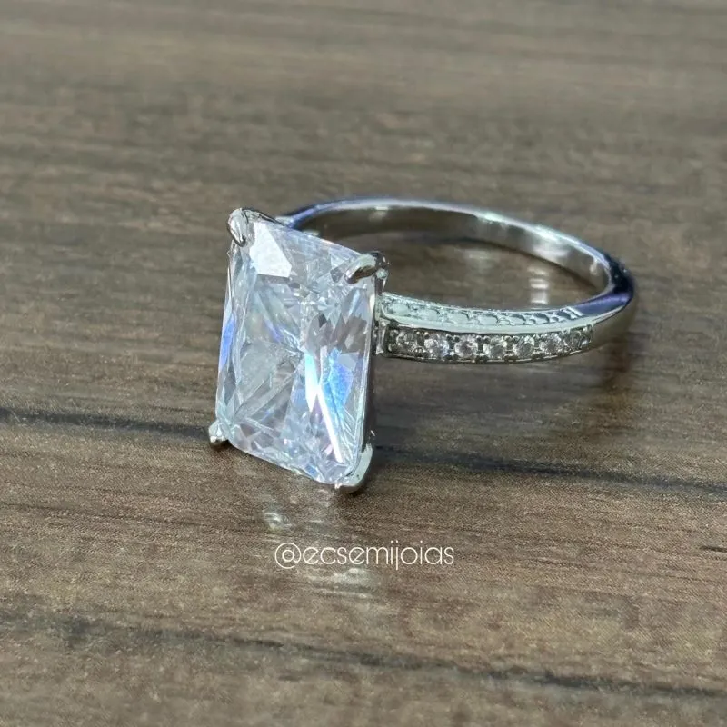 Solitário de zircônia retangular 10x14mm com aro cravejado - banhado a ródio branco
